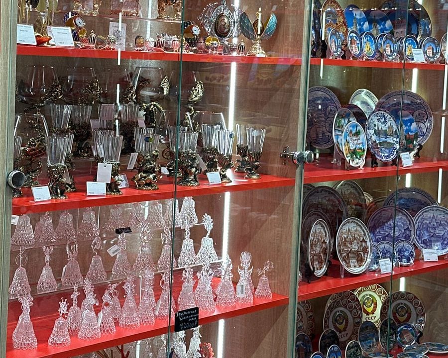 Витрина с гжельской посудой и хрусталём