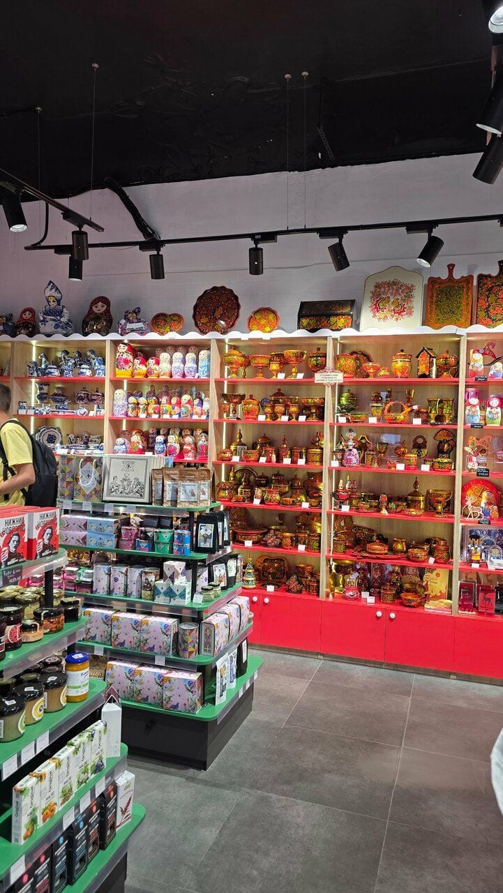 Полки с изделиями народных промыслов: матрёшки, шкатулки, роспись