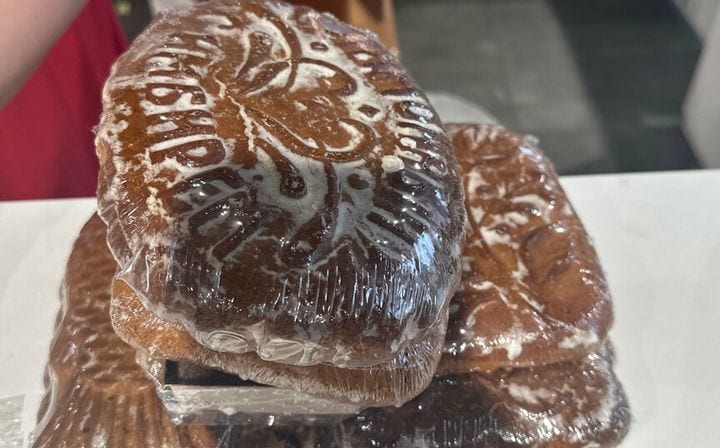 Городецкий печатный пряник с крупным резным узором на поверхности