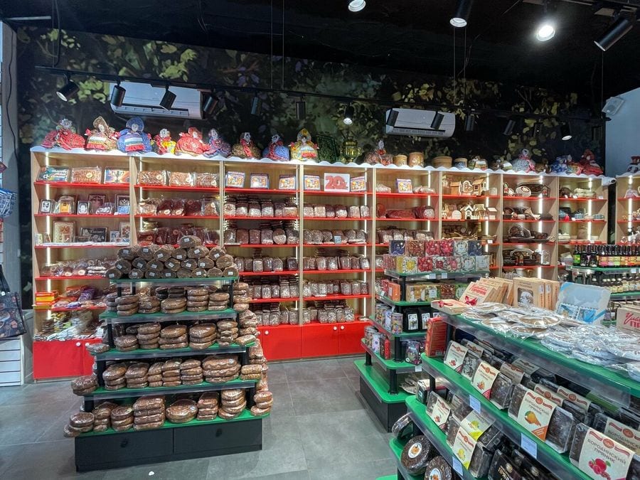 Полки, заставленные пряниками в упаковках