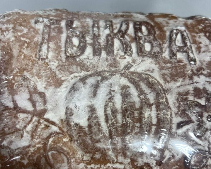 Пряник с отпечатанным словом «Тыква» и рисунком тыквы