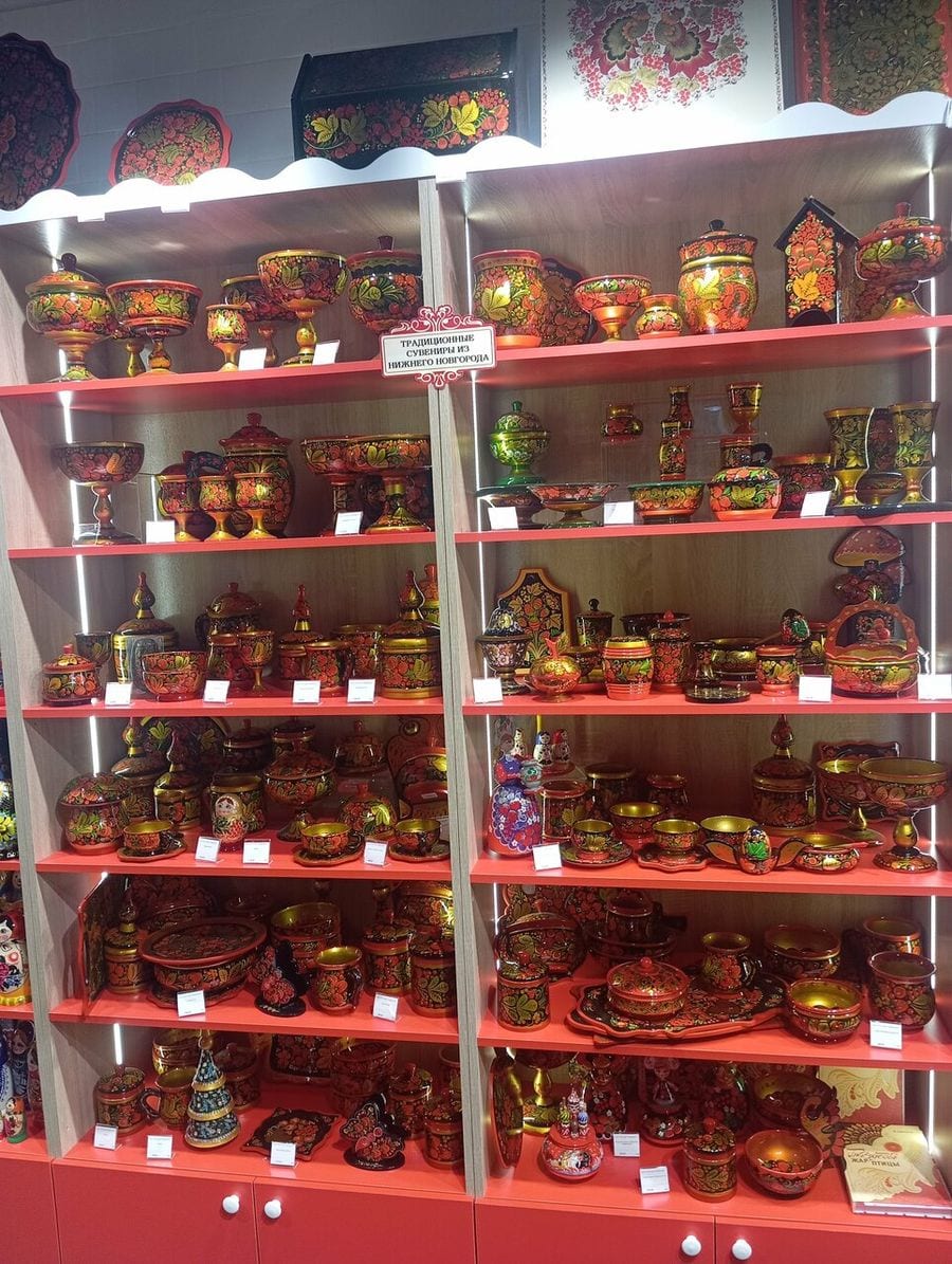 Шкатулки с лаковой росписью на подсвеченных полках